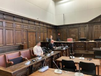 Der Angeklagte wird wegen eines Schusses auf einen anderen Mann zu vier Jahren Haft verurteilt und nimmt das Urteil sogleich an.