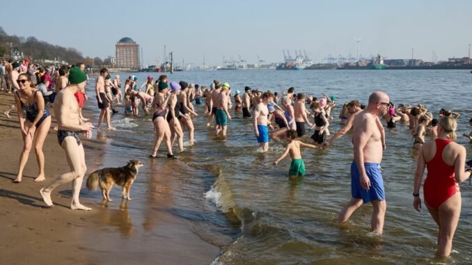 Eisbaden am Elbstrand Die Eisbader gehen für einen guten Zweck in die Elbe.