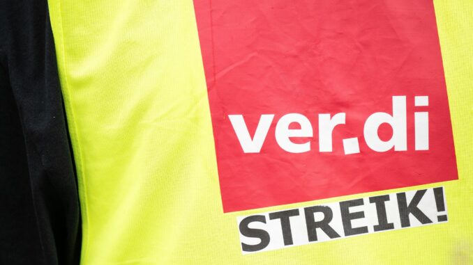 Verdi-Warnstreik in Berlin - Einzelhandel Die Gewerkschaft Verdi hat Beschäftigte aus dem öffentlichen Dienst aus dem Großraum Lübeck zum Warnstreik aufgerufen. (Archivbild)