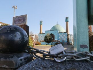 Zwei Ableger des verbotenen Islamischen Zentrums Hamburg, das die Blaue Moschee betreibt, sind mit Eilanträgen gegen die Verbotsanordnung vor dem Bundesverwaltungsgericht gescheitert.
