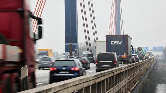 Norderelbbrücke Zur Schonung der maroden Norderelbbrücke werden die Fahrspuren mehr zur Mitte der Brücke verlegt.
