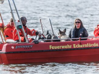 Taucher und Spürhunde suchen im Windebyer Noor haben Taucher nach der Frau gesucht.