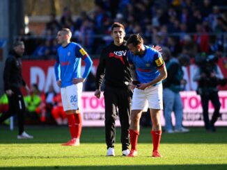 Kiels Trainer Marcel Rapp umarmt Marco Komenda nach der 0:3-Niederlage auf dem Rasen.