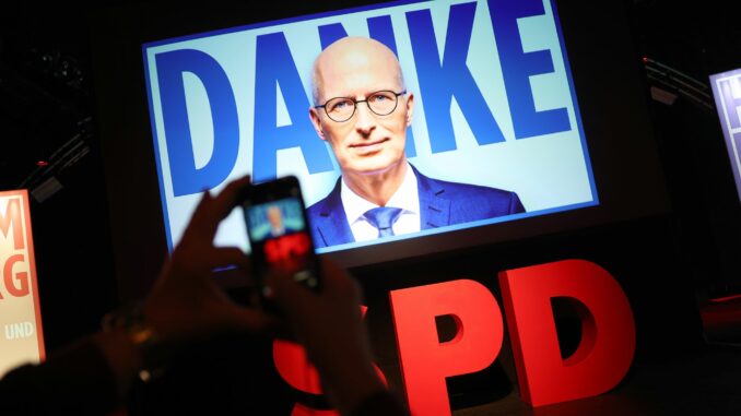 Bürgerschaftswahl Hamburg - Wahlparty SPD Hamburgs Bürgermeister Peter Tschentscher und seine SPD haben bei der Bürgerschaftswahl klar die Nase vorn.