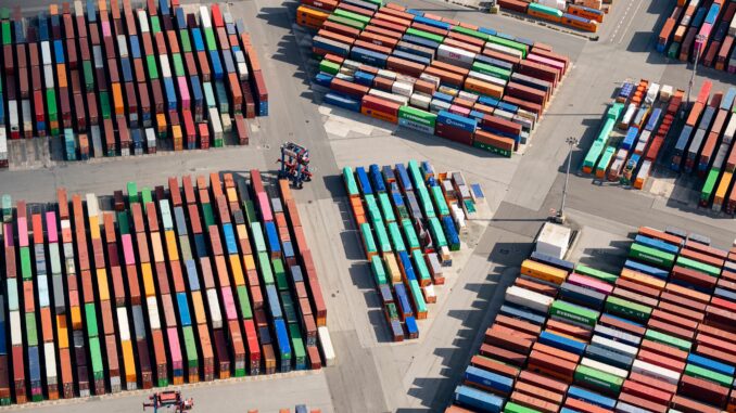 Containerumschlag Für 2026 erwartet das IfW Kiel ein stärkeres Wirtschaftswachstum als zunächst angenommen. (Archivbild)