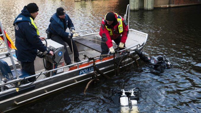 Suche nach Müll in Gewässern Bei der Aktion «Hamburg räumt auf» fischen rund 20 Taucher von Polizei, Feuerwehr und DLRG wieder zahlreiche Dinge aus der Binnenalster, etwa E-Scooter, Fahrräder, aber auch etliche Handys.