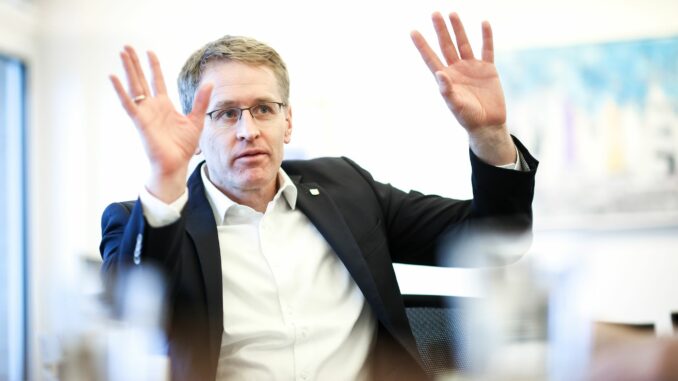 Ministerpräsident Daniel Günther Günter sagt Unterstützung für das Finanzpaket zu.