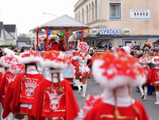 Der Rosenmontagsumzug in Marne hat wieder viele Menschen angelockt.