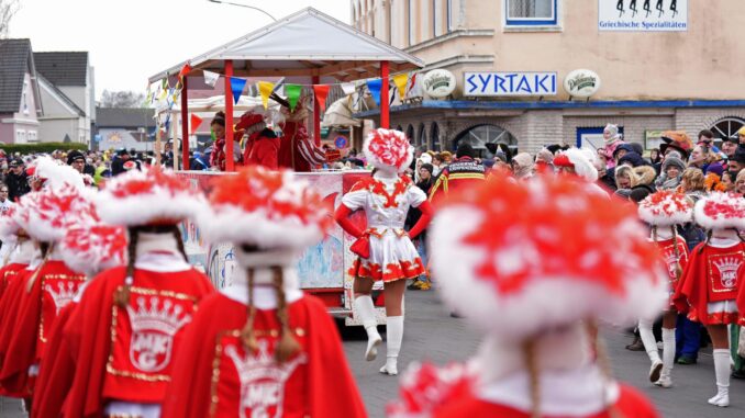 Rosenmontag - Marne Der Rosenmontagsumzug in Marne hat wieder viele Menschen angelockt.