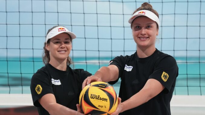 Cinja Tillmann (l) und Svenja Müller Erstmals im weltweiten Ranking auf Platz eins: Cinja Tillmann (l) und Svenja Müller