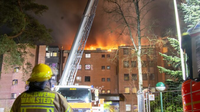 150 Feuerwehrleute bekämpfen stundenlang Großbrand Die Brandbekämpfung war nur von außen möglich.