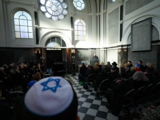 Hamburgs Bürgermeister Peter Tschentscher würdigt Peggy Parnass für Eintreten gegen Rechtsextremismus und Diskriminieriung.