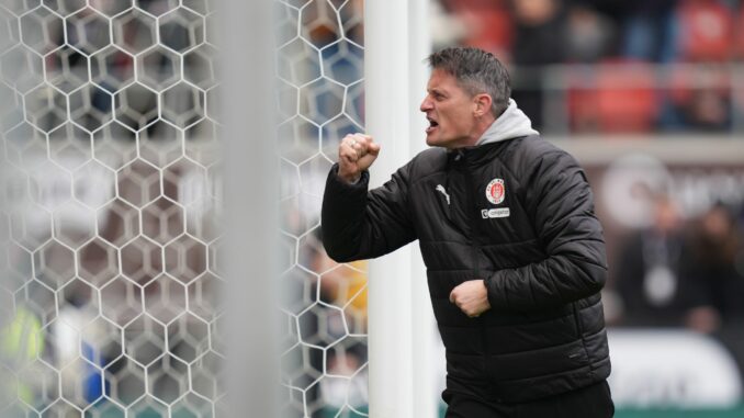 Trainer Alexander Blessin vom FC St. Pauli Trainer Alexander Blessin und der FC St. Pauli spielen am Samstag beim VfL Wolfsburg.