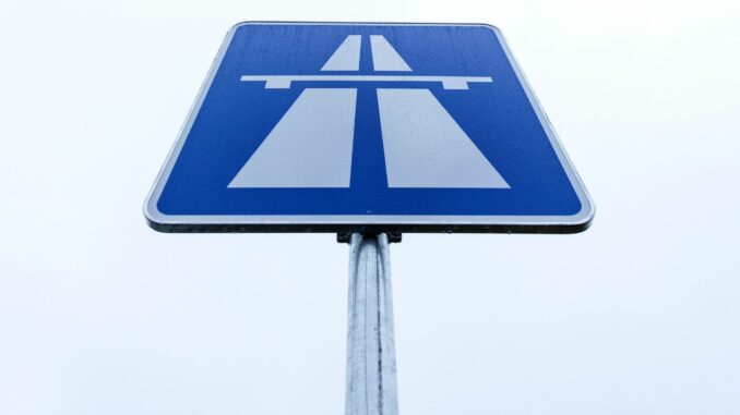 Verkehrszeichen Autobahn Auf der A24 ist ein Sattelauflieger in Brand geraten. (Symbolbild)