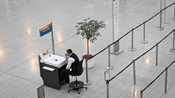 Verdi-Warnstreik am Flughafen München Seit 0.00 Uhr sind Beschäftigte aus dem öffentlichen Dienst der Flughafenbetreiber, den Bodenverkehrsdiensten und den Luftsicherheitsbereichen in verschiedenen Tarifkonflikten im Ausstand.