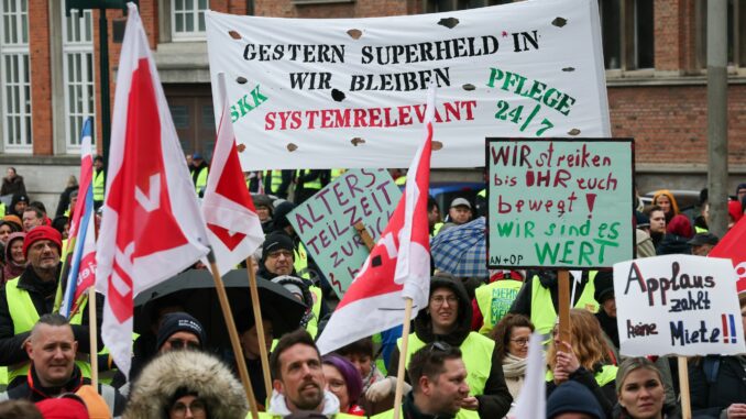Warnstreiks im öffentlichen Dienst - Kiel Mit ihrem Warnstreik wollen die Arbeitnehmer Druck in den Tarifverhandlungen machen.