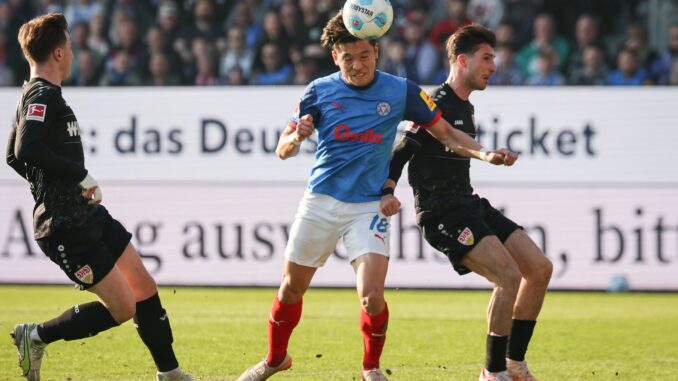 Holstein Kiel - VfB Stuttgart Kiels Shuto Machino (M) beim Kopfball.