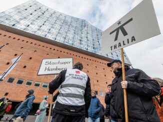 Wegen des Warnstreiks der Kulturschaffenden fallen Vorstellungen an großen Häusern aus oder finden nur in abgespeckter Fassung statt.