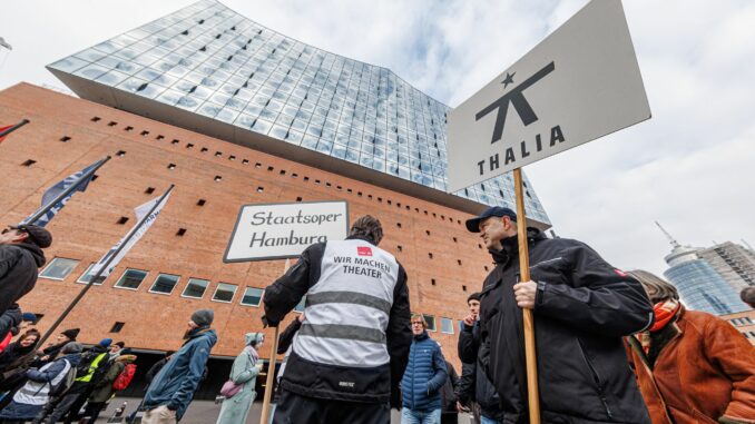 Wegen des Warnstreiks der Kulturschaffenden fallen Vorstellungen an großen Häusern aus oder finden nur in abgespeckter Fassung statt. 