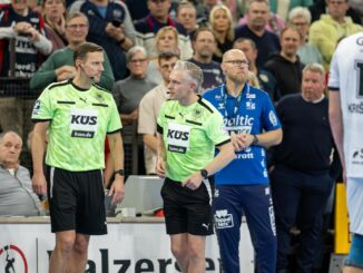 Die Schiedsrichter Robert Schulze (M) und Tobias Tönnies (l) hatten in der Endphase viel zu tun.