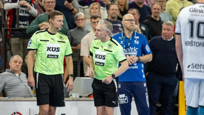 SG Flensburg-Handewitt - MT Melsungen Die Schiedsrichter Robert Schulze (M) und Tobias Tönnies (l) hatten in der Endphase viel zu tun.