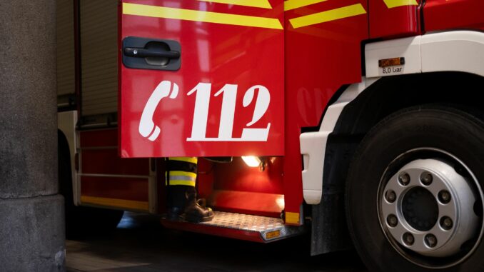 Feuerwehr Bei einem Feuer auf dem Gelände eines Schrotthandels in Lübeck ist hoher Sachschaden entstanden. (Symbolbild)