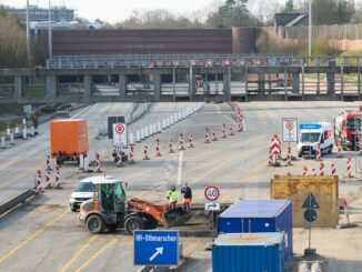 Die Sperrung der A7 in Hamburg sowie des Elbtunnels hat nach Angaben der Stadt zunächst keine großen Auswirkungen auf den Verkehr gehabt.