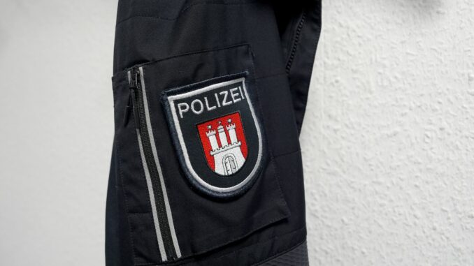 Polizei Hamburg Die Hamburger AfD-Fraktion kritisiert die Durchsuchungen bei neun Polizeibeamten wegen rassistischer Chats als unverhältnismäßig.