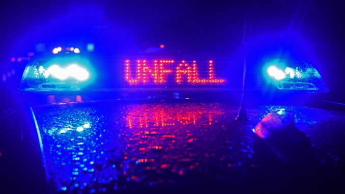 Polizei Blaulicht bei Unfallaufnahme Ein 24-Jähriger wurde schwer verletzt. (Symbolbild)