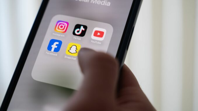 Hohe Nutzung von Social Media in Deutschland. Rund 1,3 Millionen Kinder und Jugendliche in Deutschland haben laut einer Studie bei sozialen Medien ein problematisches bis pathologisches Nutzungsverhalten. (Foto Illustration)