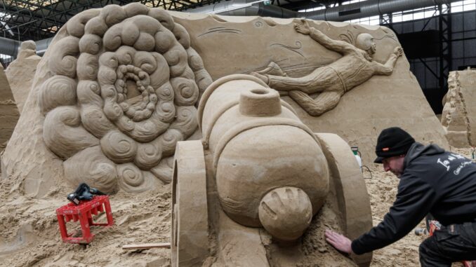 7. Sandskulpturenausstellung in Lübeck-Travemünde In die Welt von «Zirkus und Magie» entführt die siebte Sandskulpturenausstellung in Lübeck-Travemünde. Sie ist bis zum 9. November in drei Bootshallen im Fischereihafen zu sehen.