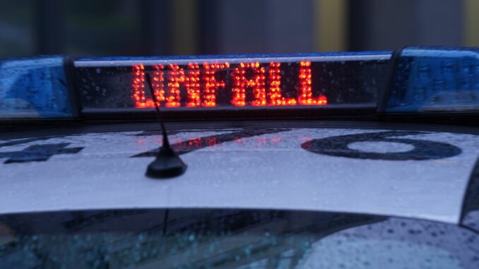 Polizeiauto Bei einem Unfall in Hamburg-Bramfeld sind mindestens zwei Menschen verletzt worden. (Symbolbild)