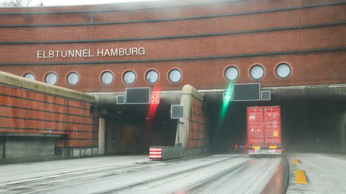 Elbtunnel Ein Warnstreik droht den Verkehr am Elbtunnel lahmzulegen. (Archivbild)