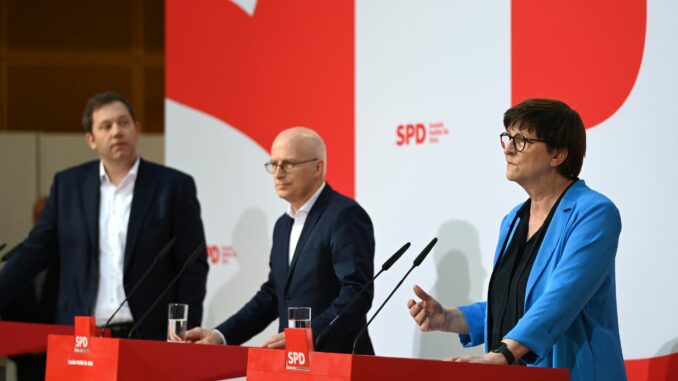 Gremiensitzungen und Statements der Bundesparteien Hamburgs Bürgermeister Peter Tschentscher lässt die Frage nach dem künftigen Koalitionspartner seiner SPD vorerst offen.
