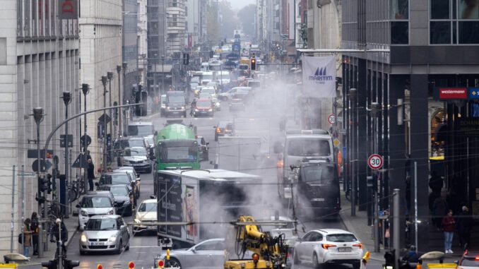 Stau in der Friedrichstraße Für einen Stau reicht es noch leicht, doch die Zahl der Autos in Berlin ist 2024 gesunken. (Archivbild)