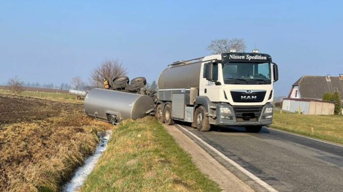 Milchlaster verliert tausende Liter Ladung In dem Laster waren laut Polizei 11.000 Liter Milch.