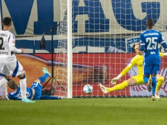 Magdeburgs Mathisen (am Boden) trifft per Eigentor zum 0:2