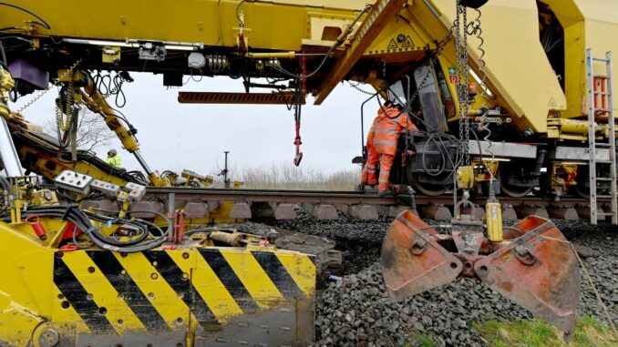 Schotterbett auf Marschbahnstrecke wird saniert Wegen Bauarbeiten der Deutschen Bahn im Norden Hamburgs fallen zwei Wochen lang zahlreiche Zugverbindungen aus. (Archivbild)