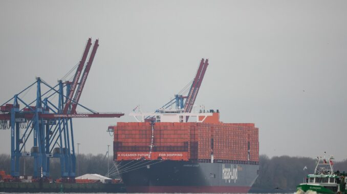 «Hamburg Express» Die «Hamburg Express» von Hapag-Lloyd fährt künftig das Containerterminal in Wilhelmshaven an. (Archivbild)