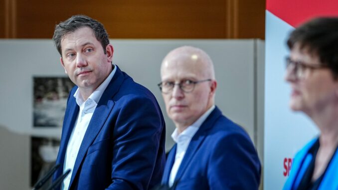 Gremiensitzungen und Statements der Bundesparteien Hamburg-Wahlsieger Peter Tschentscher (Mitte) hält sich Koalitionsoptionen mit Grünen und CDU offen.