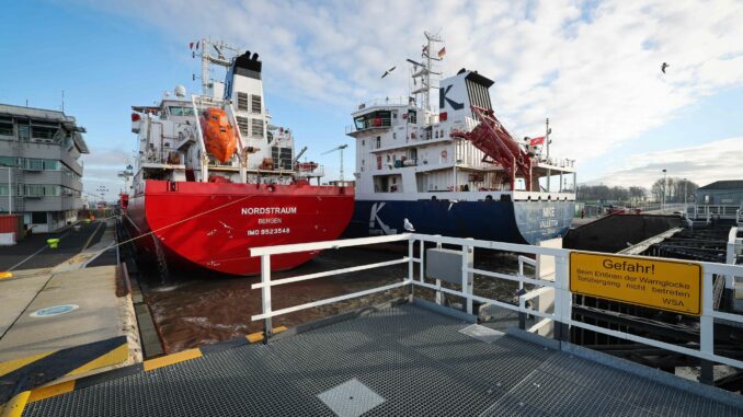 Nord-Ostsee-Kanal wieder für Schiffe freigegeben Die Menge der über den Nord-Ostsee-Kanal transportierten Ladung ist 2024 etwas zurückgegangen. (Archivbild)