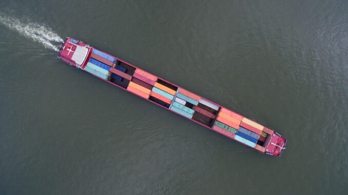 Binnenschiff Wasserstoffanwendungen sollen helfen, die Luft- und Schifffahrt klimafreundlicher zu machen.
