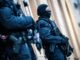 Unter hohen Sicherheitsvorkehrungen hat der Prozess gegen die frühere RAF-Terroristin Daniela Klette im Staatsschutzsaal des Oberlandesgerichts Celle begonnen.