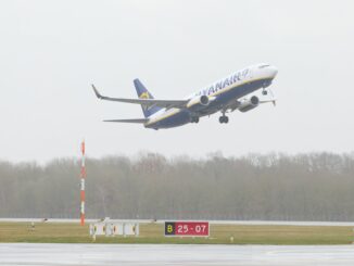 Laut Flughafen-Homepage startete der erste Ryanair-Flieger seit zehn Jahren mit einer rund eineinhalbstündigen Verspätung.