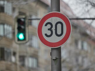 Der rund 200 Kilogramm schwere Poller wurde durch Zusammenstoß mit dem Auto etwa 50 Meter weit geschleudert. (Symbolbild)