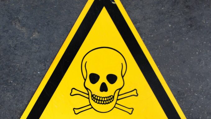 Warnschild mit Totenkopf Mindestens zwei Menschen wurden verletzt. (Symbolbild)