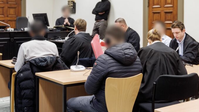 Prozess gegen vier Männer wegen Geldwäsche Damit das Geld aus den Drogengeschäften anderer vor der Polizei sicher ist, haben ein 39-Jähriger und seine Familie rund 43 Millionen Euro nach Polen und in andere Länder transportieren lassen.