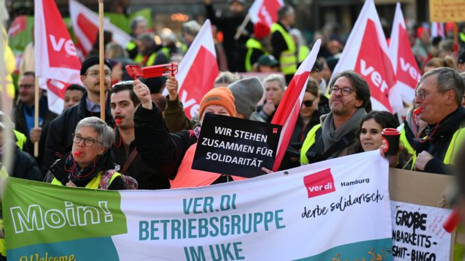 Bundesweiter Warnstreik in Kliniken und Pflegeheimen - Hamburg Mehr als 1.000 Menschen nehmen nach Angaben von Verdi an einer Kundgebung der Gewerkschaft teil.