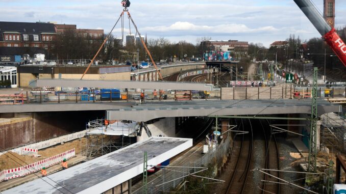 Einhub der Stahlträger an der Berlinertordammbrücke Wegen des Einbaus von Betonteilen für die neue Berlinertordammbrücke müssen die Straße Bürgerweide und die Bahngleise am Wochenende erneut gesperrt werden.