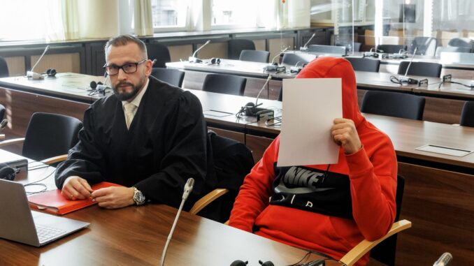 Prozess gegen 38-Jährigen wegen Mordes Der 38-Jährige wurde wegen Mordes zu einer lebenslangen Freiheitsstrafe verurteilt. (Archivbild)